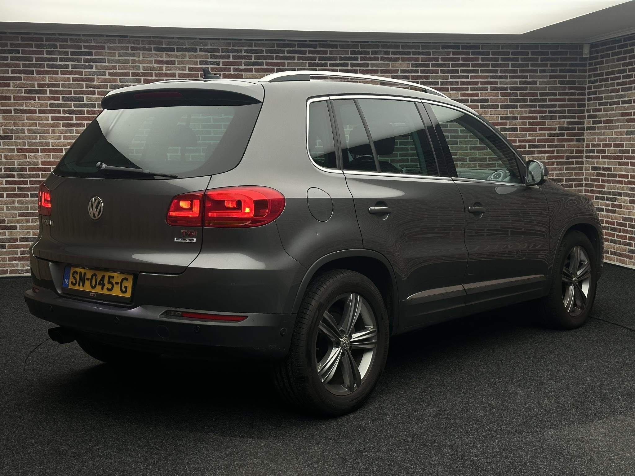 Volkswagen Tiguan 1.4 TSI Pano| elektrische stoelen, Auto's, Euro 5, Zwart, 4 cilinders, 160 pk