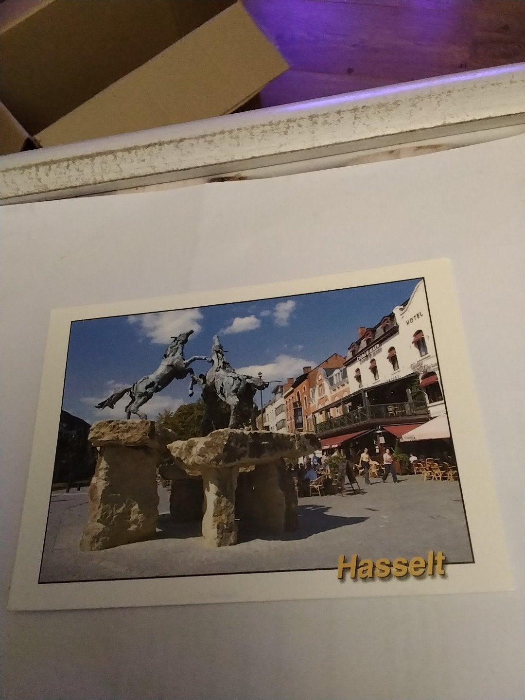 Oude postkaart Hasselt met paardenbeeld en geschreven tekst, Verzamelen, Ophalen of Verzenden, 1980 tot heden, Gelopen, Limburg