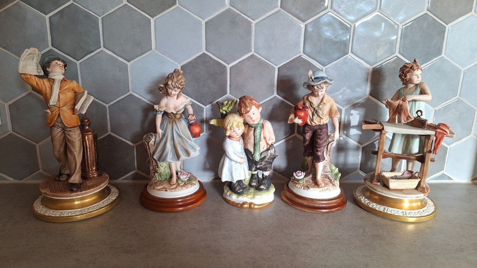 Set van porseleinen beeldjes, Antiek en Kunst, Ophalen, Groep mensen, 20 - 50 cm, Steen of Keramiek
