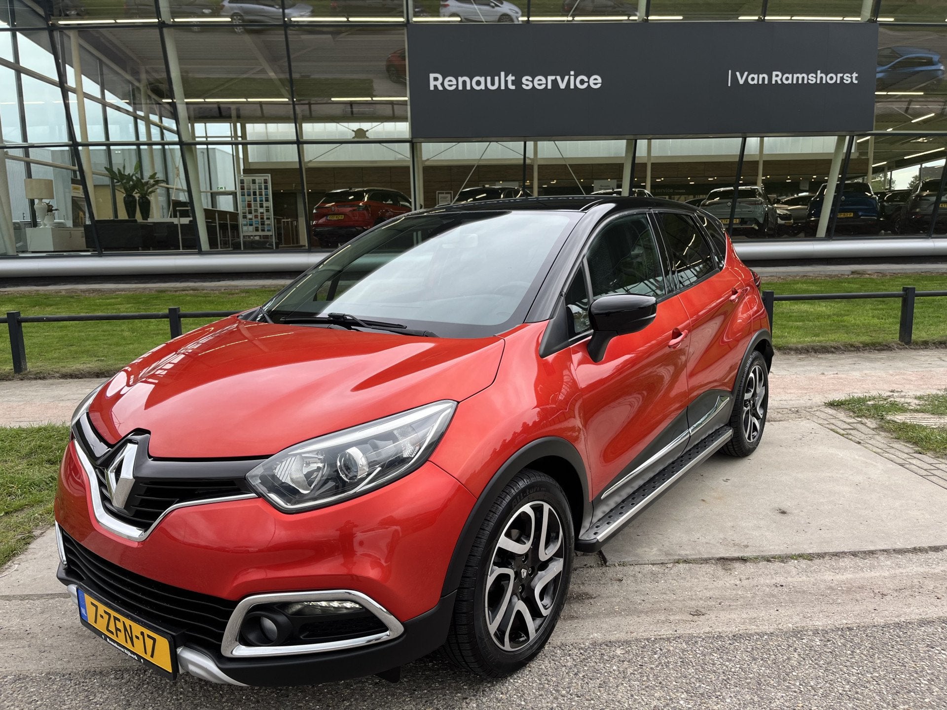 Renault Captur 0.9 TCe Helly Hansen / Trekhaak / Leder / Sto, Auto's, Voorwielaandrijving, Gebruikt, Zwart, 49 €/maand