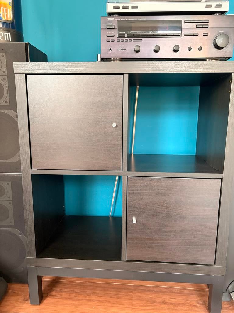 IKEA KALLAX Kast met 2 deuren en poten, Ophalen, Zo goed als nieuw