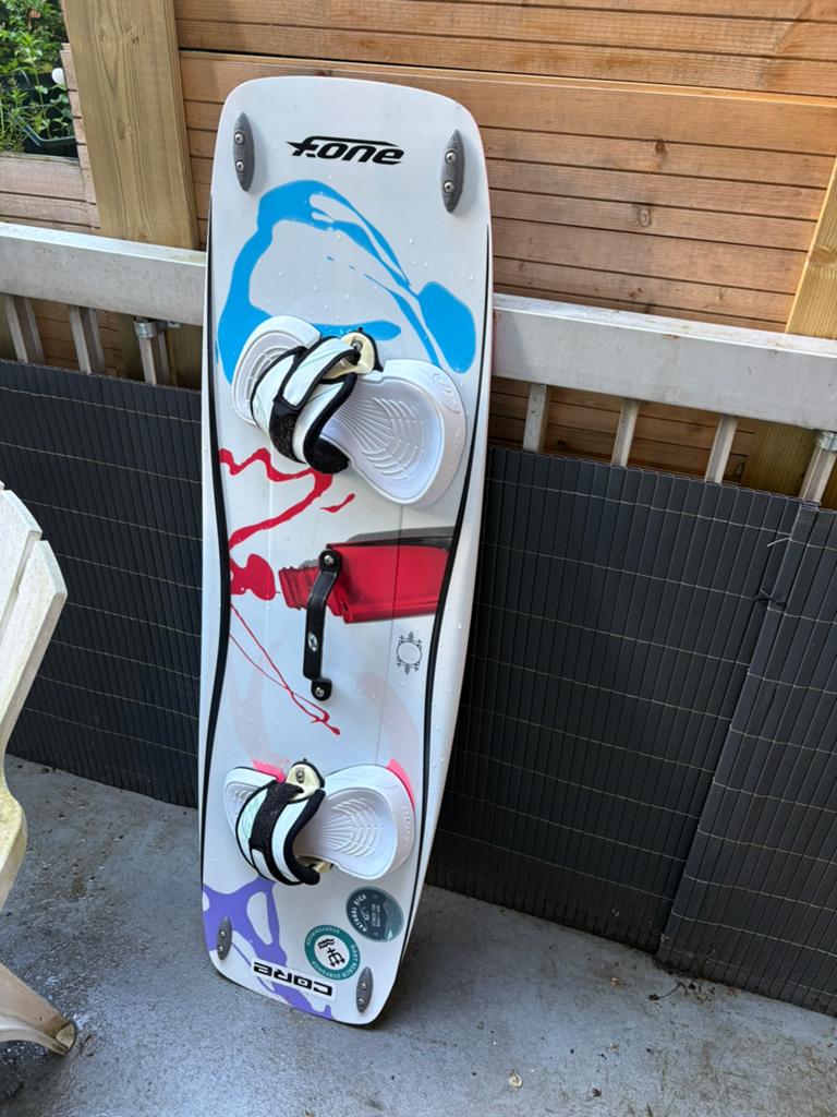F-One Trax Kitesurfboard - Twintip met bindingen, Watersport en Boten, Kitesurfen, Ophalen, Gebruikt, Twintip, Kiteboard