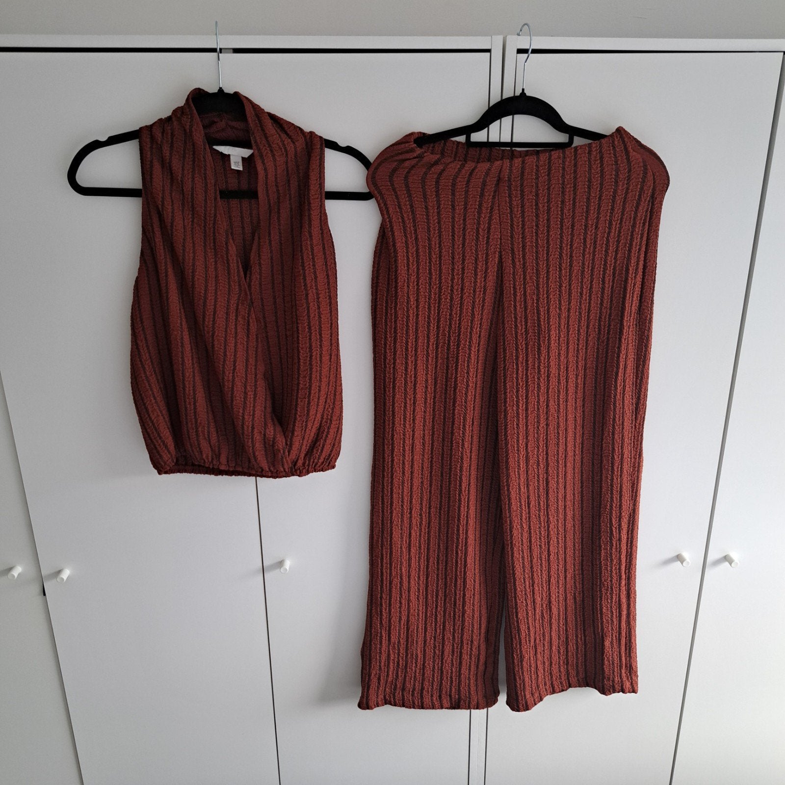 Steenrood pak met streep van H en M, H&M, Ophalen of Verzenden, Zo goed als nieuw, Maat 36 (S)