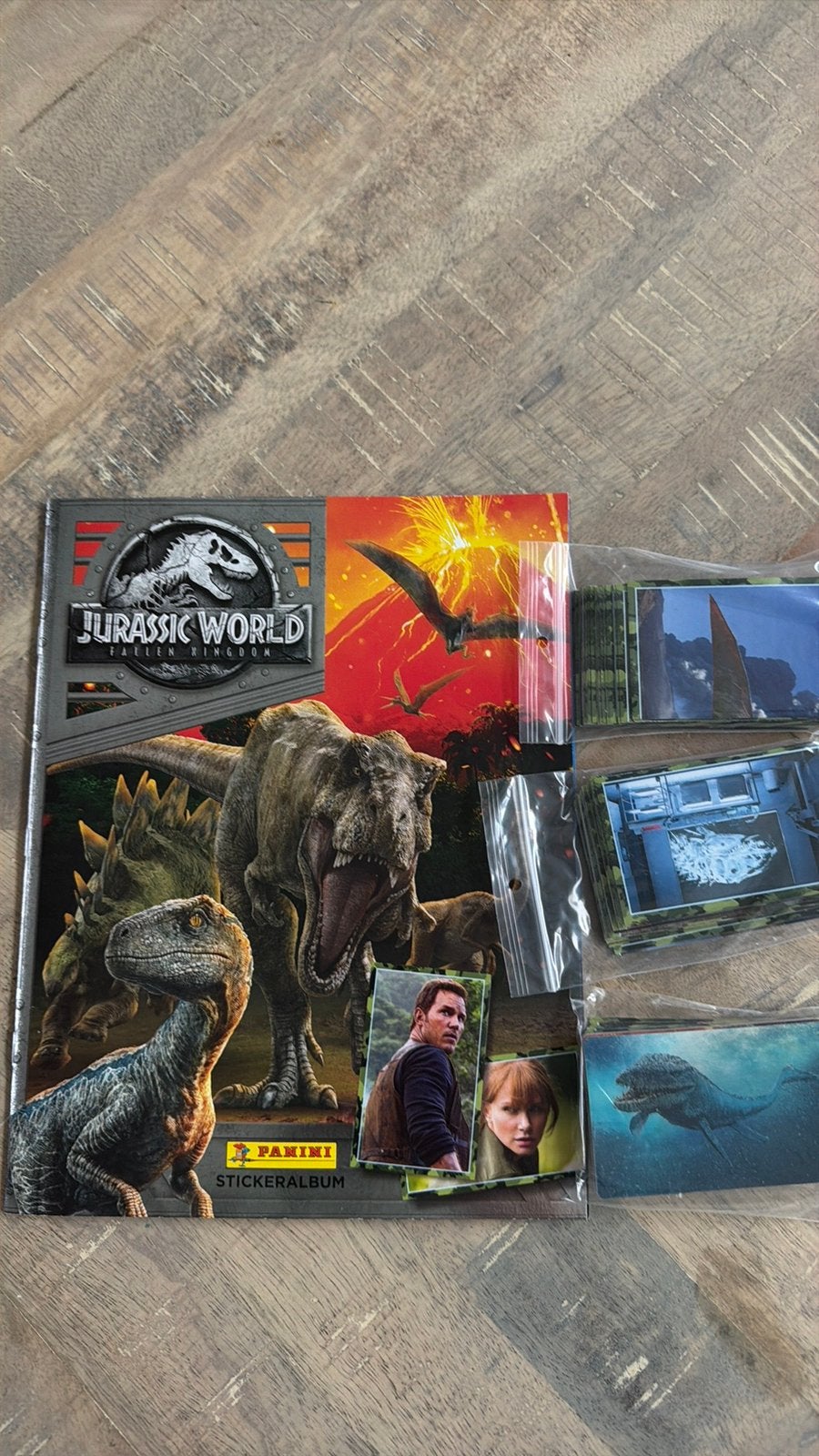 Panini jurrasic world fallen kingdom album met compl sticker, Ophalen of Verzenden, Zo goed als nieuw, Meerdere stickers