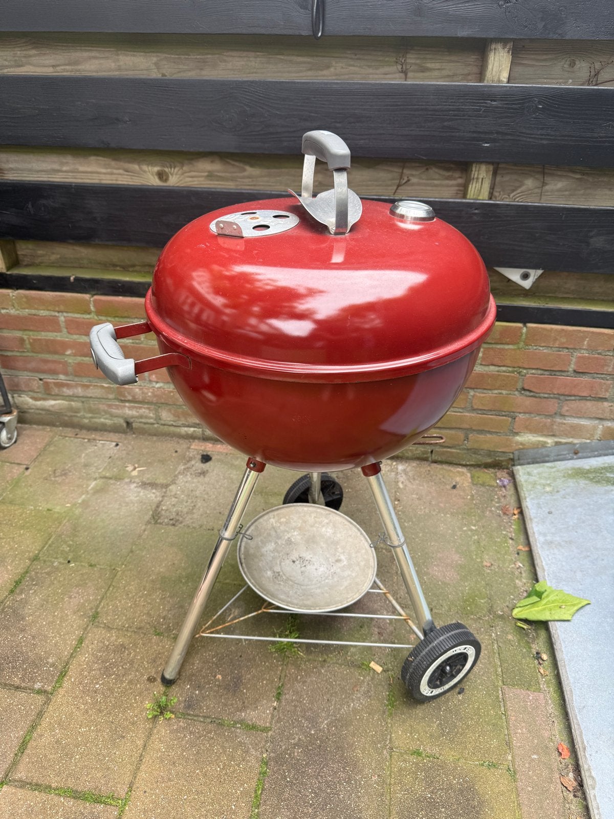 Weber Kettle Original 47cm Rood, Tuin en Terras, Houtskoolbarbecues, Ophalen of Verzenden, Gebruikt, Met accessoires