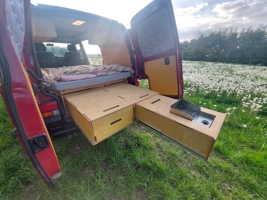 "Compacte VW T4 camper, complete OFF GRID installatie (2025), Tot en met 2, Elektrische ramen, Particulier, 4 tot 5 meter