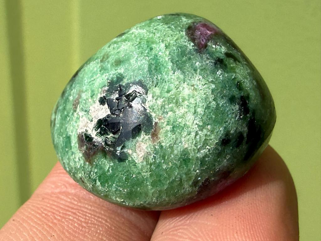 Robijn in Zoisiet Tanganyika artstone mineralen UV Actief, Verzamelen, Mineralen en Fossielen, Ophalen of Verzenden, Mineraal