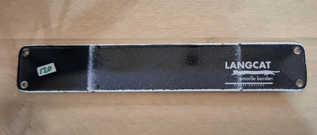 Authentiek zwart wit emaille tekstbord Langcat Almere., Verzamelen, Merken en Reclamevoorwerpen, Reclamebord, Gebruikt, ., Ophalen of Verzenden