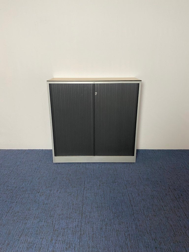 82 x Roldeurkast Ahrend, aluminium/zwart, H 105 x B 120 cm.