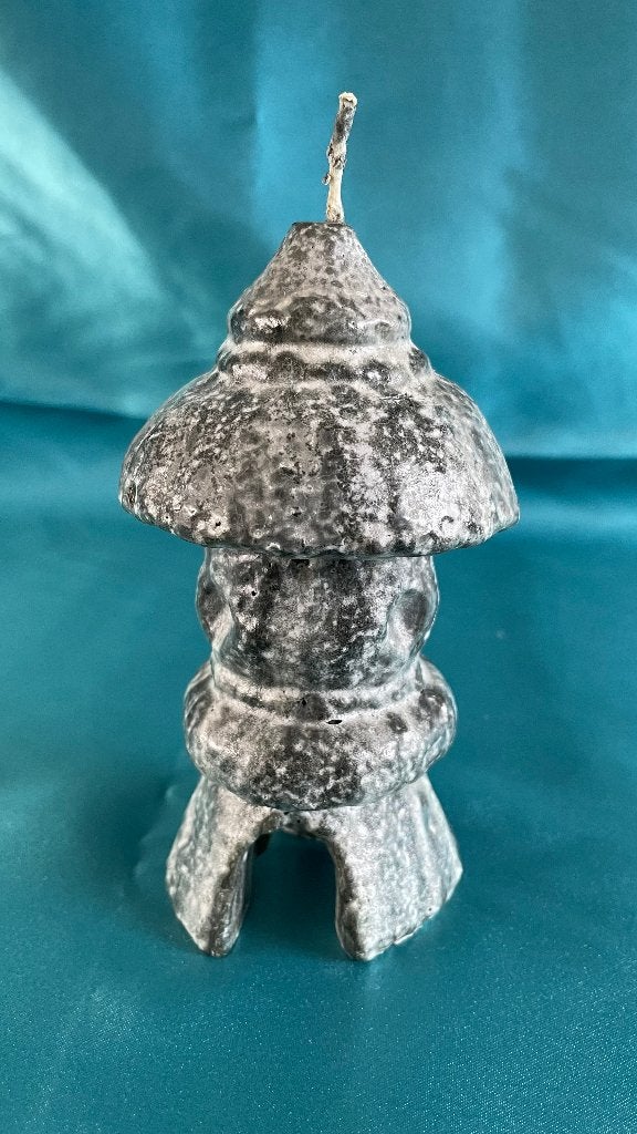 Japanse Pagode, grijze kaars 15 cm., Huis en Inrichting, Nieuw, Ophalen of Verzenden, Grijs, 15 cm