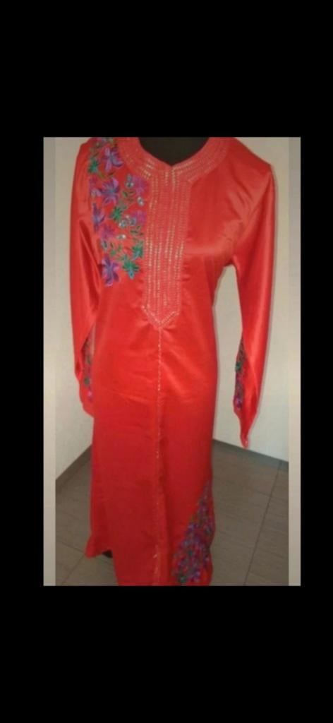 Nieuwe rode kaftan met borduursels, Ophalen, Nieuw, Rood, Onder de knie