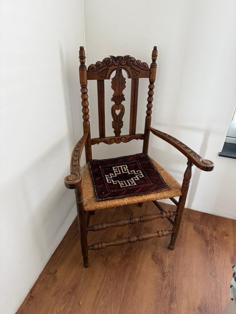 Antieke houten stoel met rieten zitting en snijwerk, Ophalen