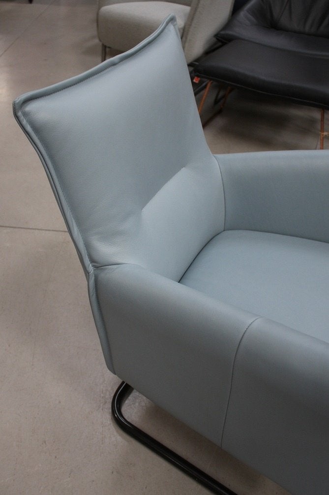 2x luxe fauteuil Aron JESS sledeframe metaal leer lichtblauw, Ophalen, 75 tot 100 cm, Zo goed als nieuw, Leer