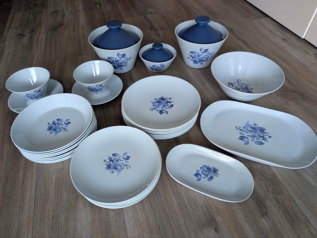 Uitgebreid 8-persoons servies met blauw bloemmotief, Huis en Inrichting, Keuken | Servies, Ophalen, Zo goed als nieuw, Porselein
