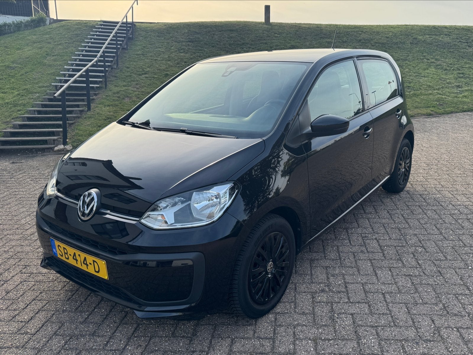 Volkswagen Up! 2018 5 deurs zwart, Auto's, Voorwielaandrijving, Stof, Up!, 4 stoelen