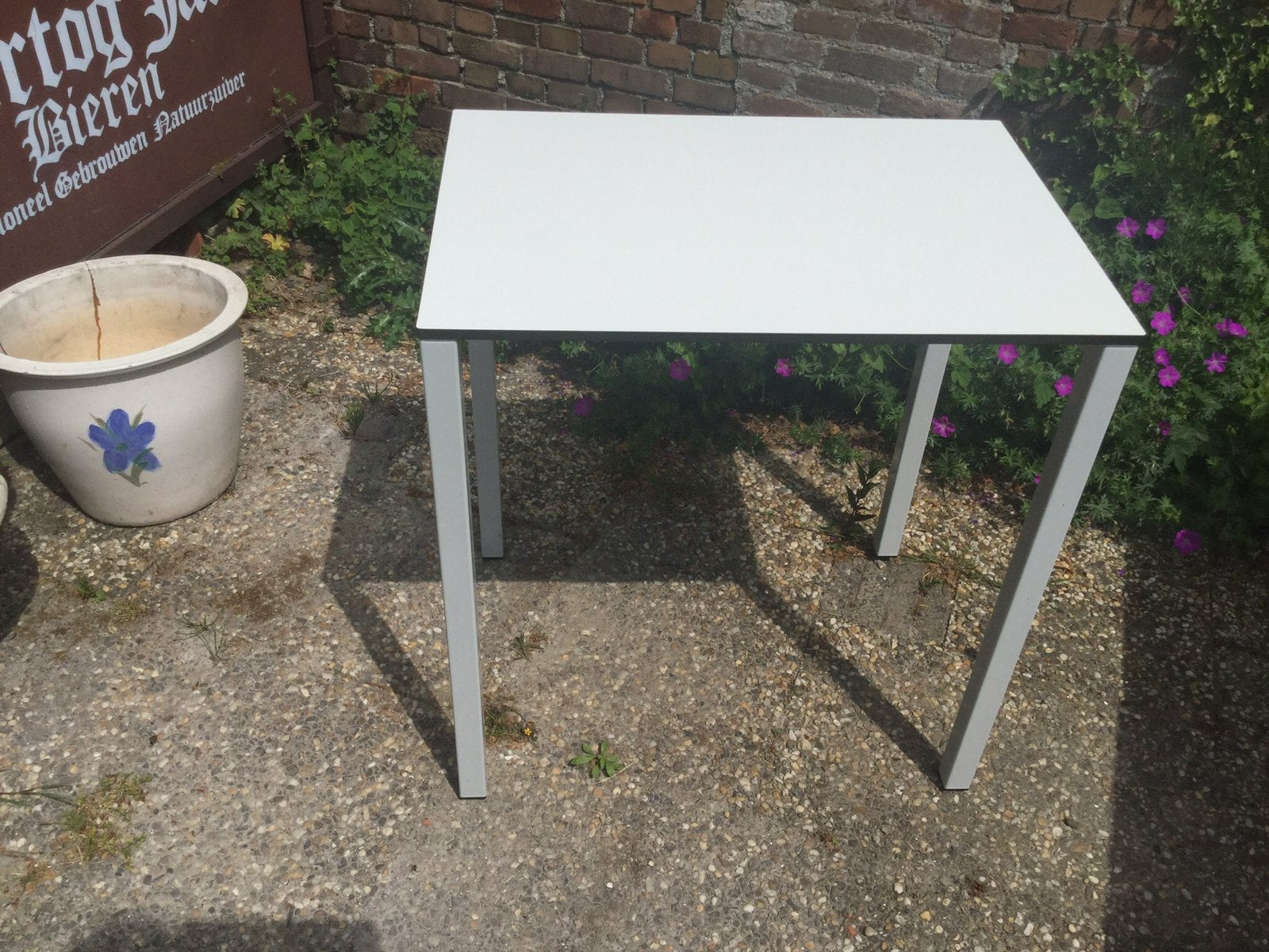 Zware tafel met kunststof blad en stalen onderstel 70x50x75c, Tuin en Terras, Ophalen, Zo goed als nieuw