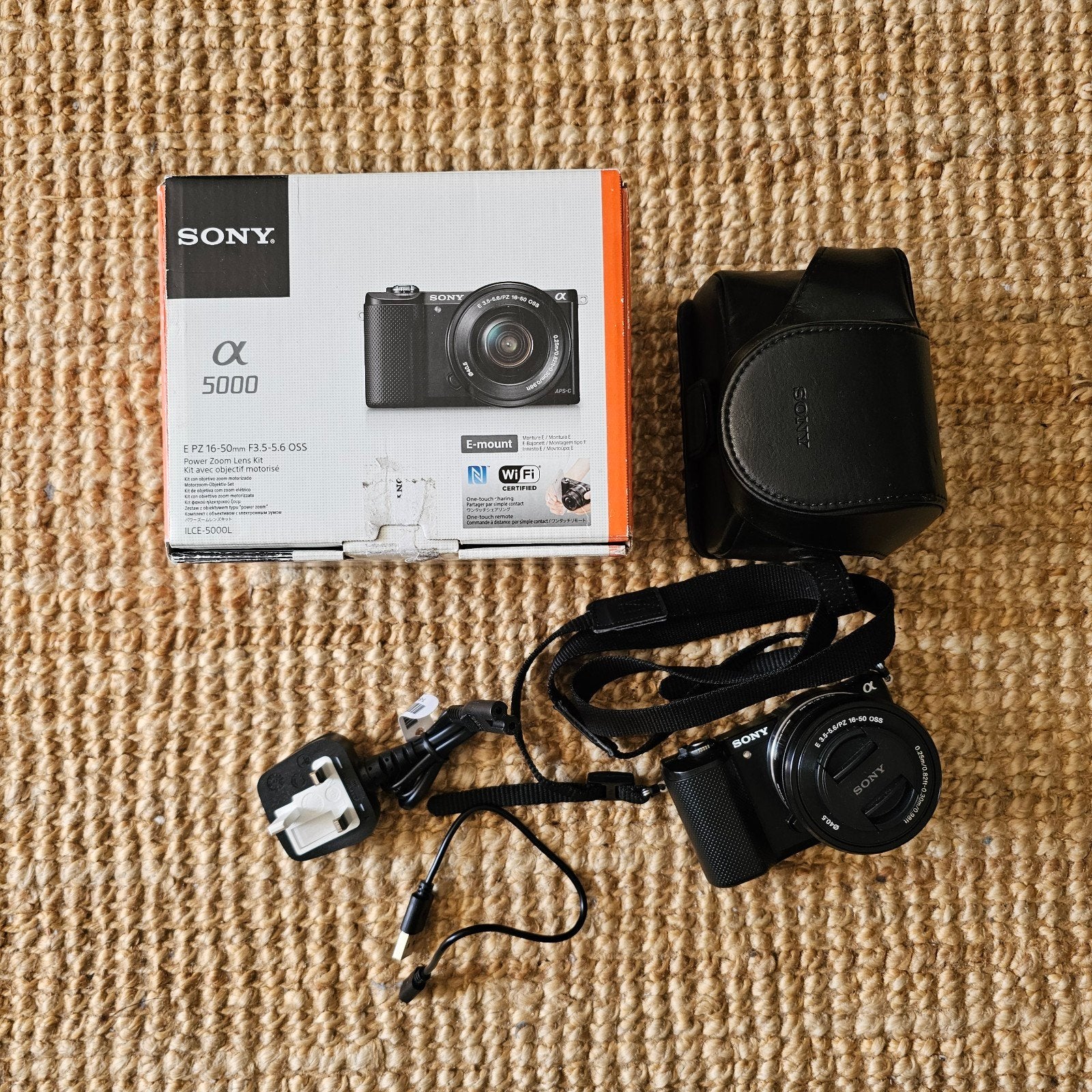 Sony Alpha A5000 +  16-50mm f/3.5-5.6 OSS II + Leren tas, Ophalen of Verzenden, Zo goed als nieuw, Sony, 8 keer of meer