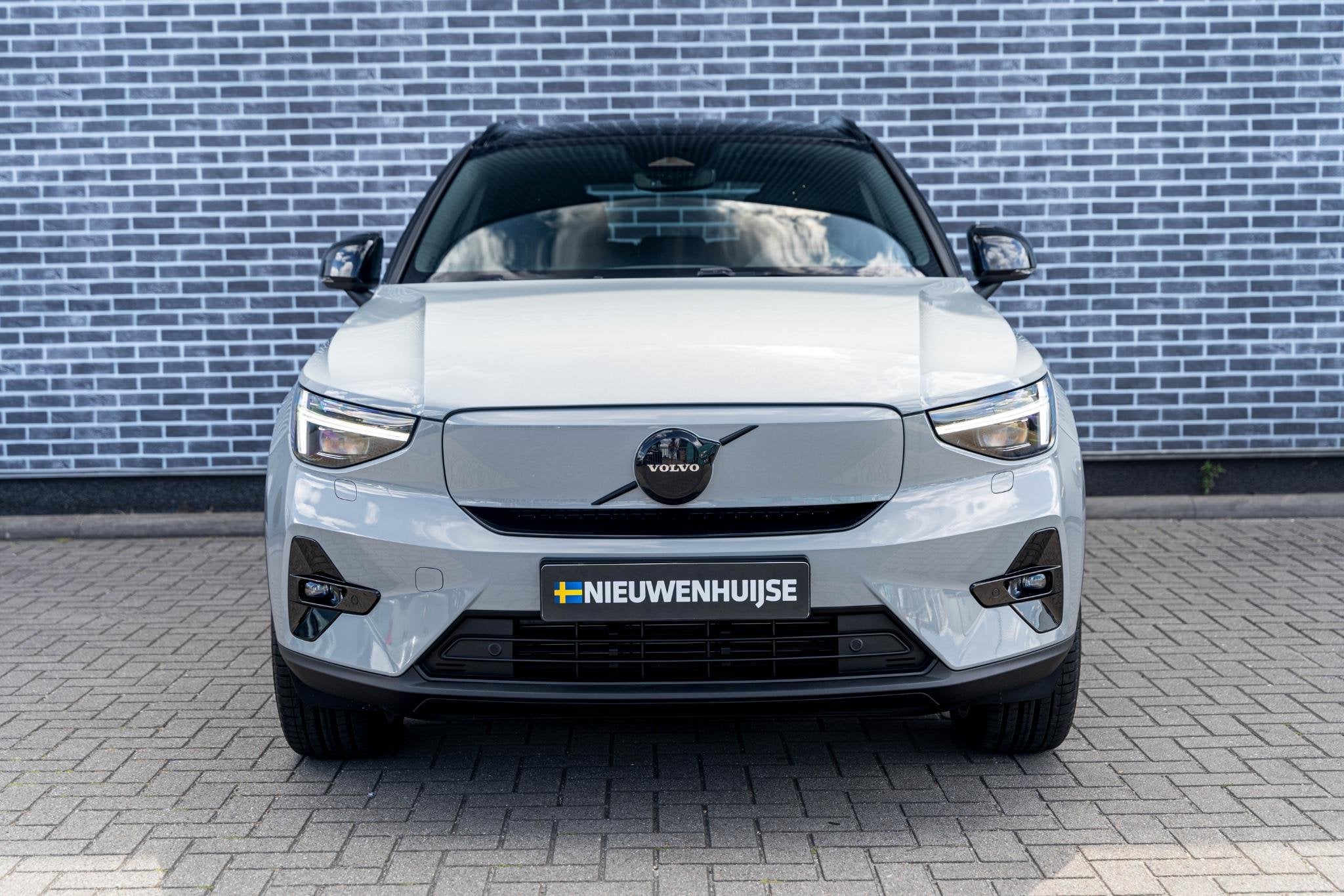 Volvo EX40 Single Motor Extended Range Plus Black Ed. 82 kWh, Auto's, Volvo, Automaat, Gebruikt, 1975 kg, SUV of Terreinwagen