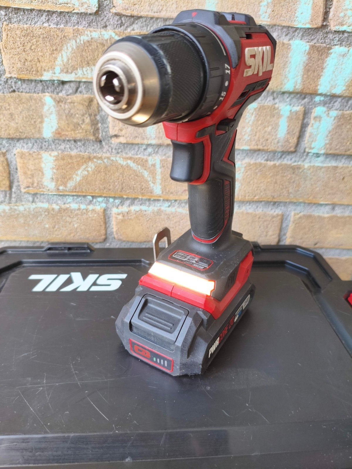 Skil Accuboormachine met 2 accu's en lader in koffer, Ophalen of Verzenden, Zo goed als nieuw, Boor- en Schroefmachine, Variabele snelheid