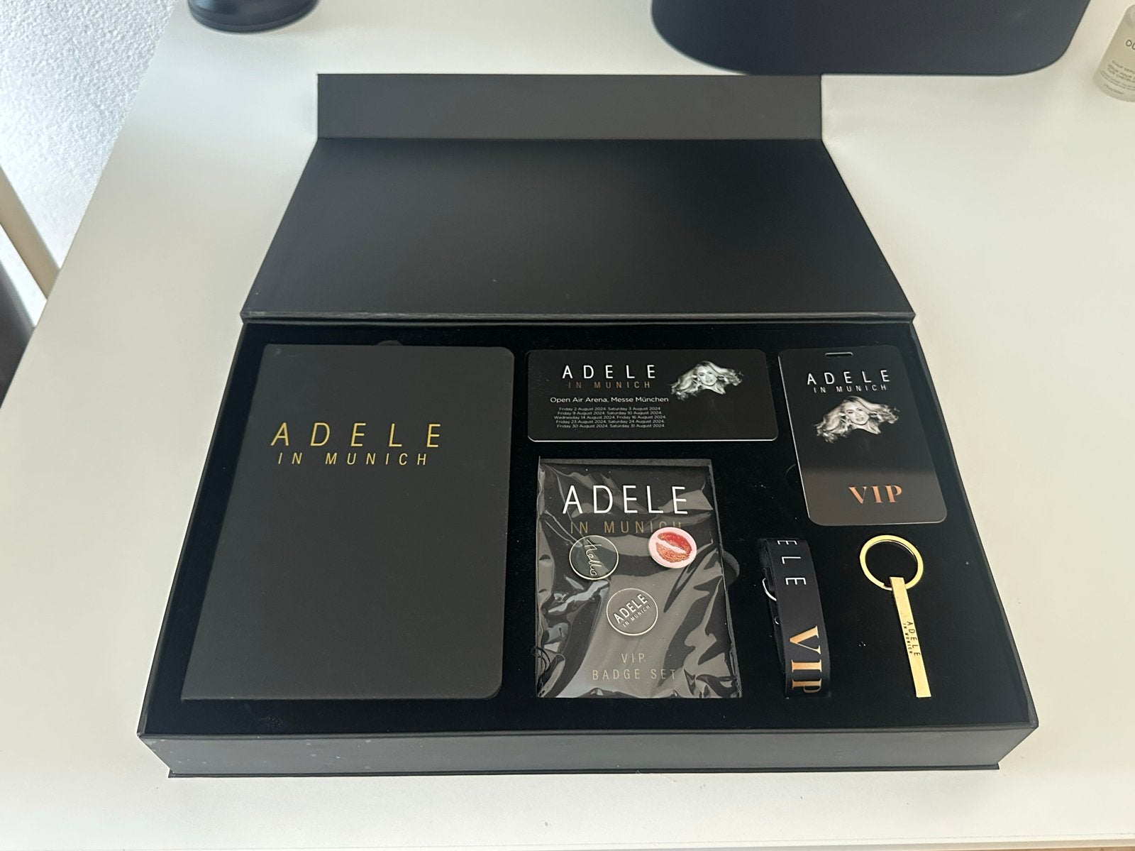 Adele VIP merchendise box Munich 2024 + bag, Verzamelen, Ophalen, Nieuw