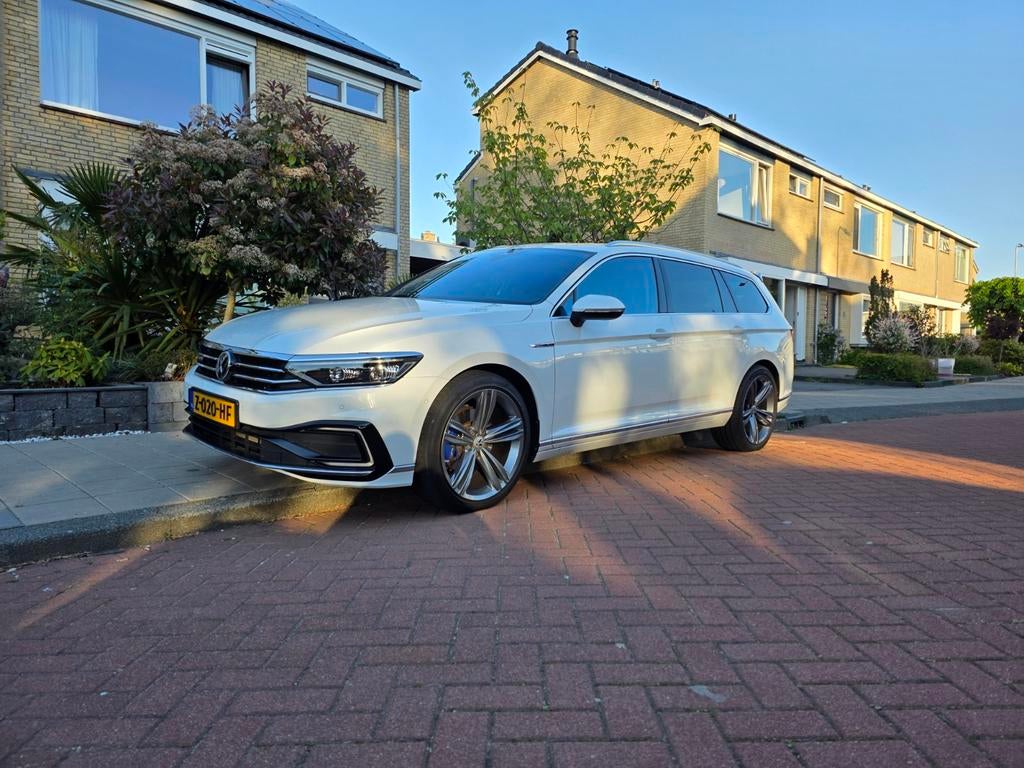 VW Passat GTE 2020, met Pano/Virtual/trekhaak/nieuwe apk., Auto's, Wit, Plug-in hybride, 102 €/maand, Passat