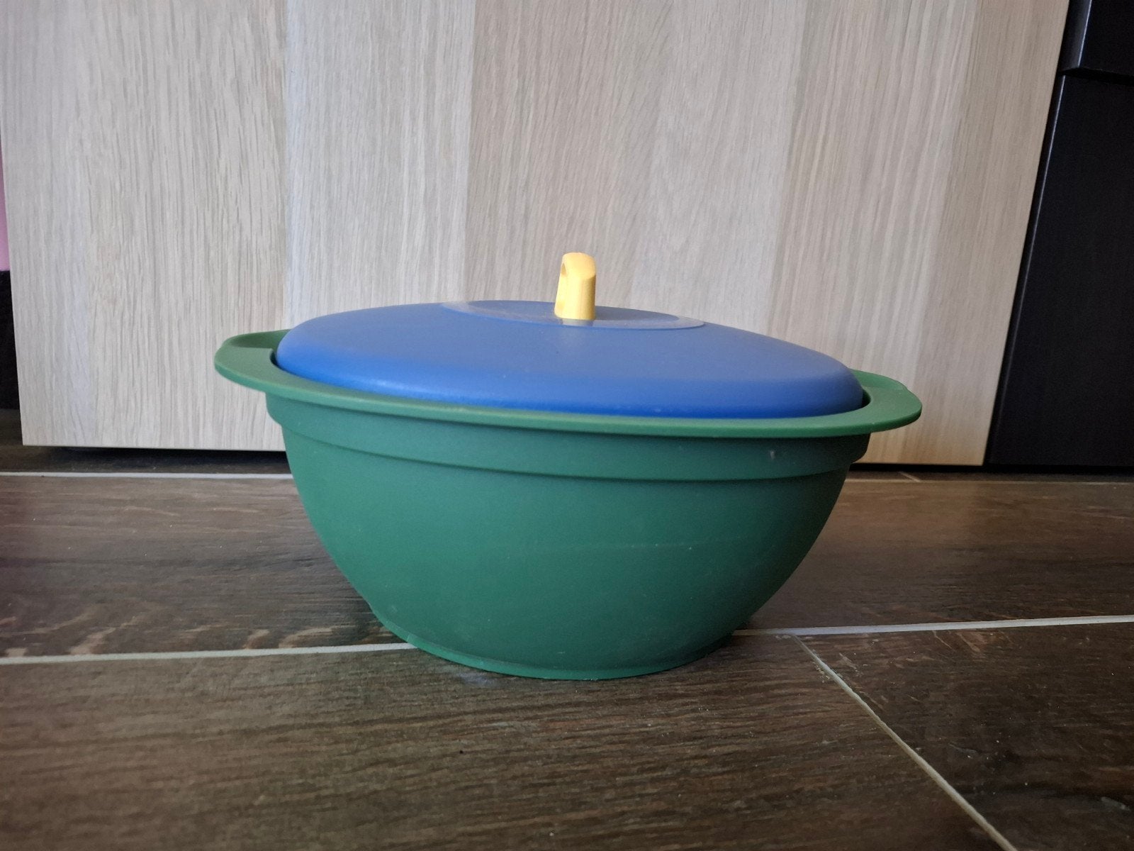 Tupperware dubbelwandige schaal met deksel en lepel - 1.8L, 1800 ml, Schaal, Met deksel, Ophalen of Verzenden