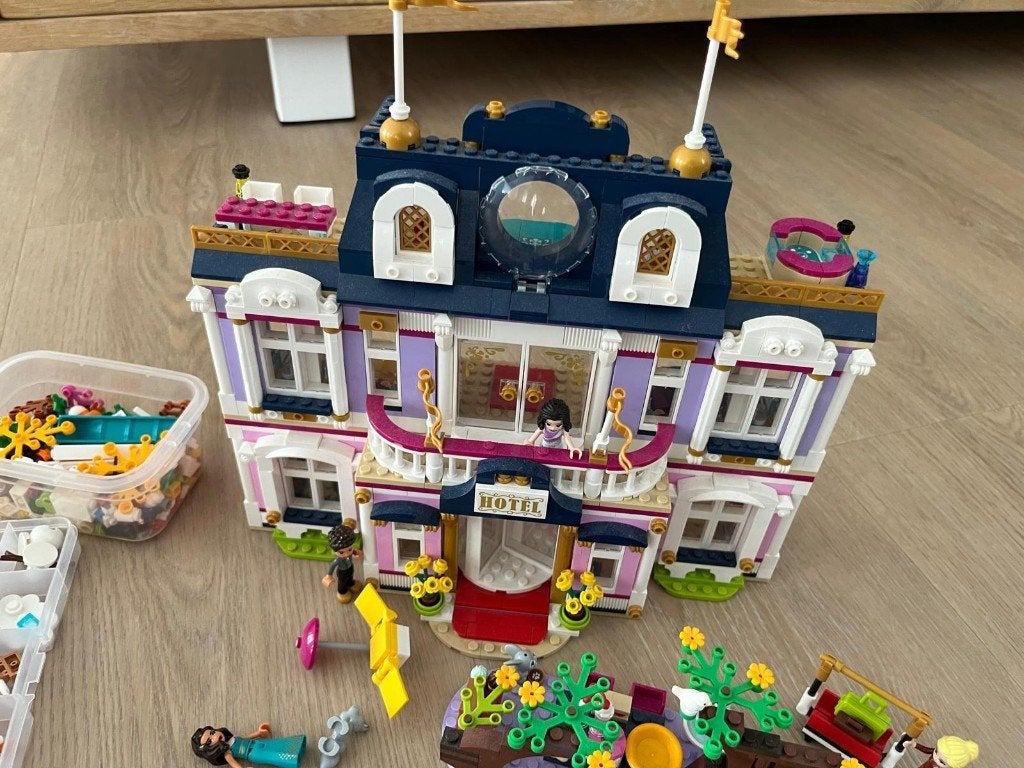 Veel lego friends! O.a. hotel 41684, jungle 41424, bus 41395, Lego, Friends, Ophalen of Verzenden, Complete set