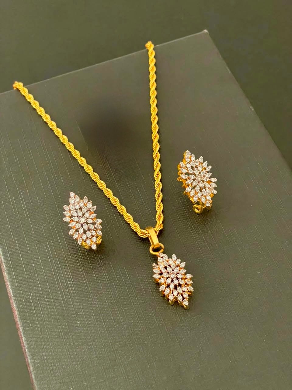 Locket met Stud Oorbellen – Elegante Sieradenset, Wit, Nieuw, Ophalen of Verzenden, Geldersplein 3011 WZ Rotterdam