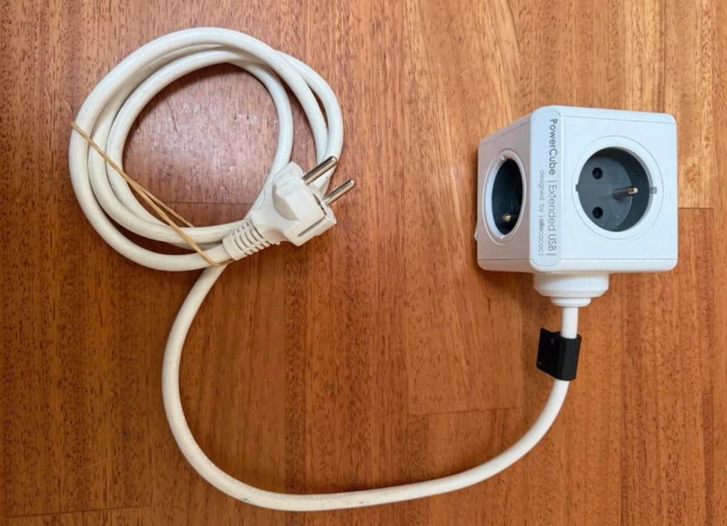 An Allocacoc PowerCube Extended USB power strip., Ophalen of Verzenden, Zo goed als nieuw