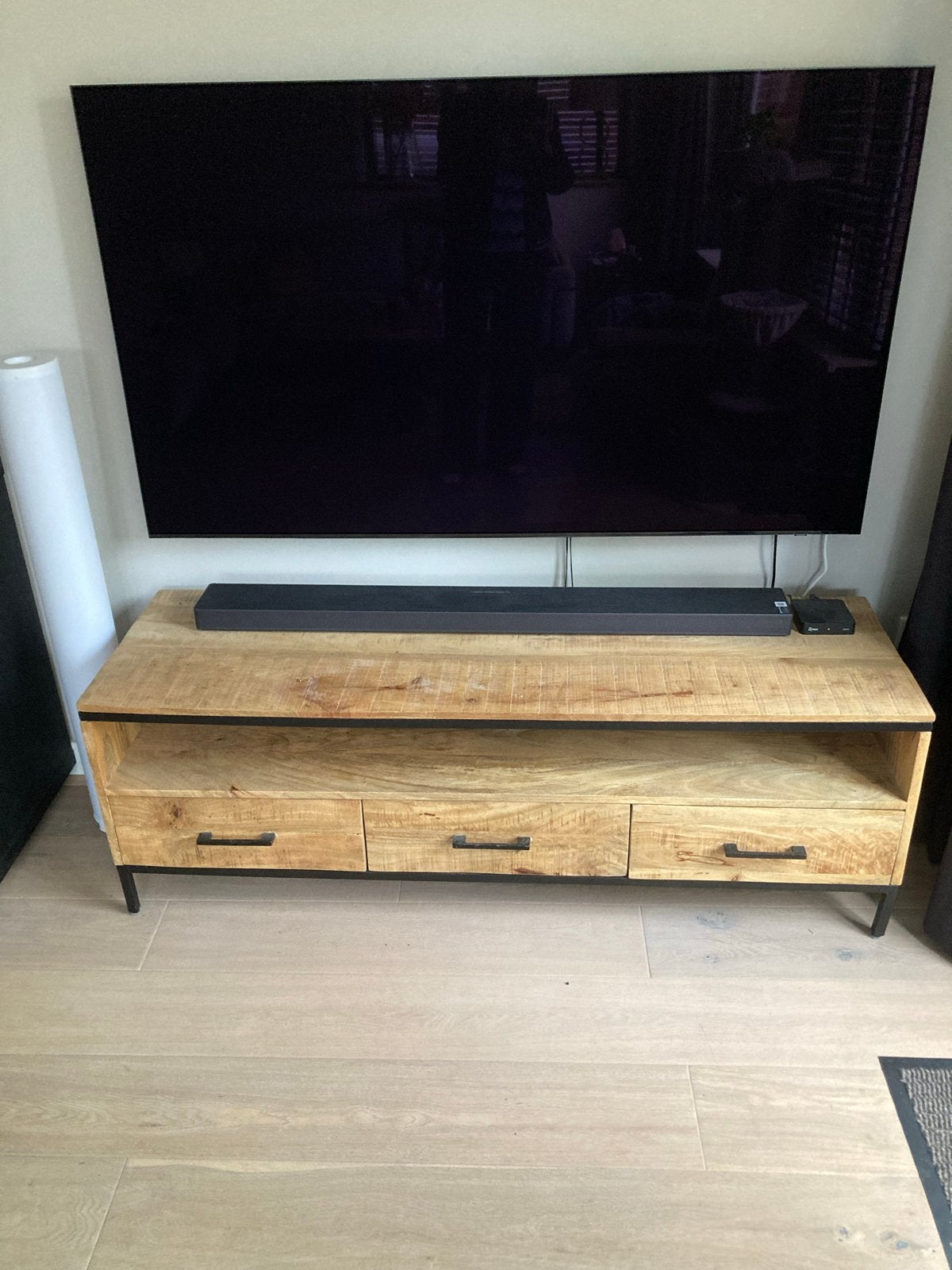 TV-meubel van mangohout met 3 lades en open vak, Ophalen, Gebruikt, 100 tot 150 cm, Minder dan 100 cm
