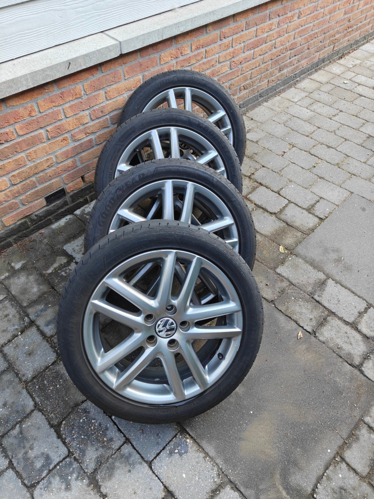 Lichtmetalen velgen + Goodyear winterbanden 225/45R17 (VW), Auto-onderdelen, Ophalen, Gebruikt, 17 inch, Winterbanden