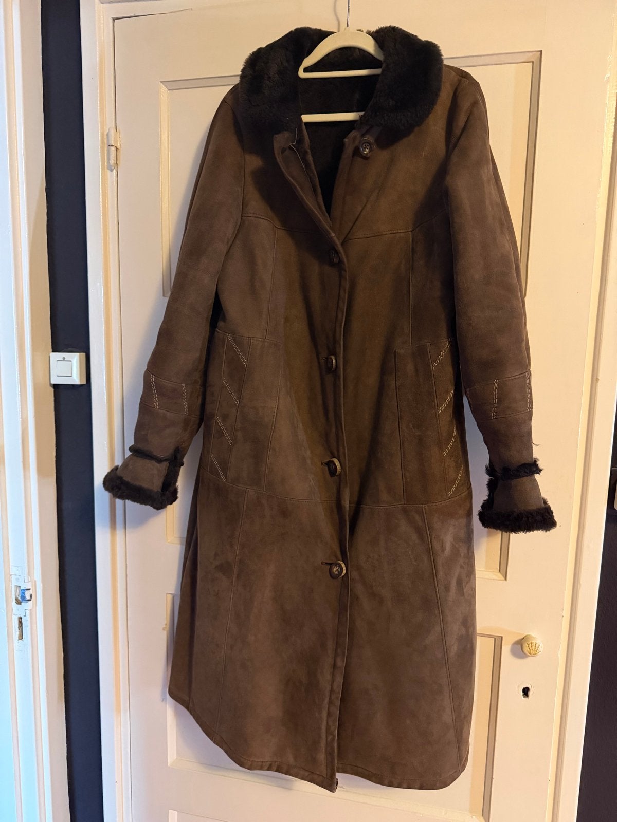 Lange bruine lammy coat met bontkraag en mouwdetails, Kleding | Dames, Ophalen of Verzenden, Gedragen, Maat 38/40 (M), Bruin