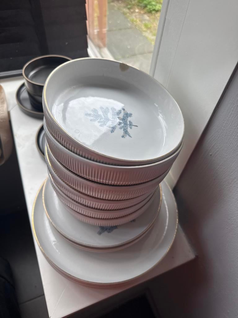 Kerstservies met dennentakjes Royal van Kempen en Begeer, Huis en Inrichting, Ophalen, Gebruikt, Keramiek, Bord(en)