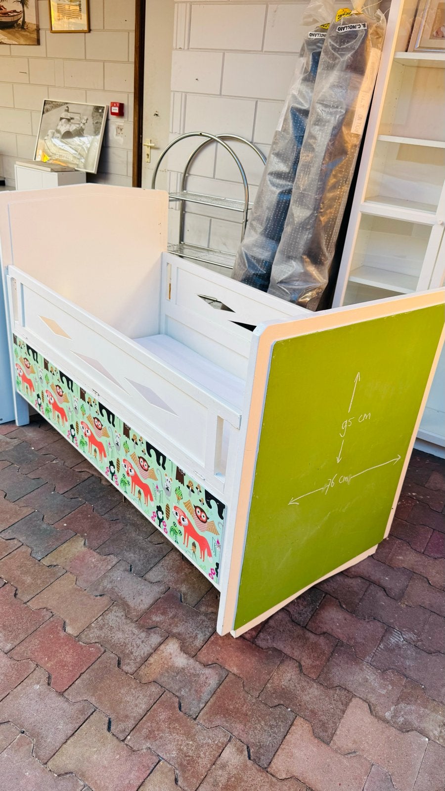Leuk kinderbedje met dierenprint en krijtbord, Kinderen en Baby's, Ophalen of Verzenden, Gebruikt, Ledikant