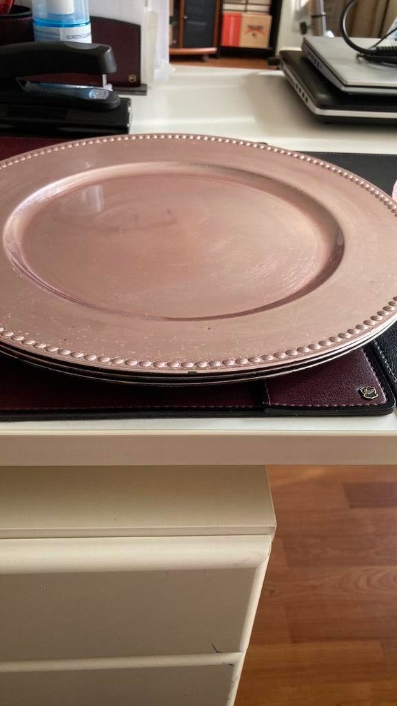 4 rose onder borden €10.00 diameter 33 cm, Ophalen of Verzenden, Zo goed als nieuw, Bord(en), Overige stijlen