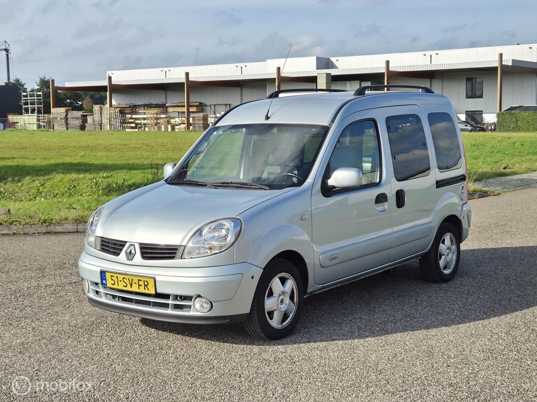 Renault Kangoo combi 1.6-16V Rolstoelauto / Knielsysteem, Auto's, Gebruikt, 750 kg, 49 €/maand, Origineel Nederlands