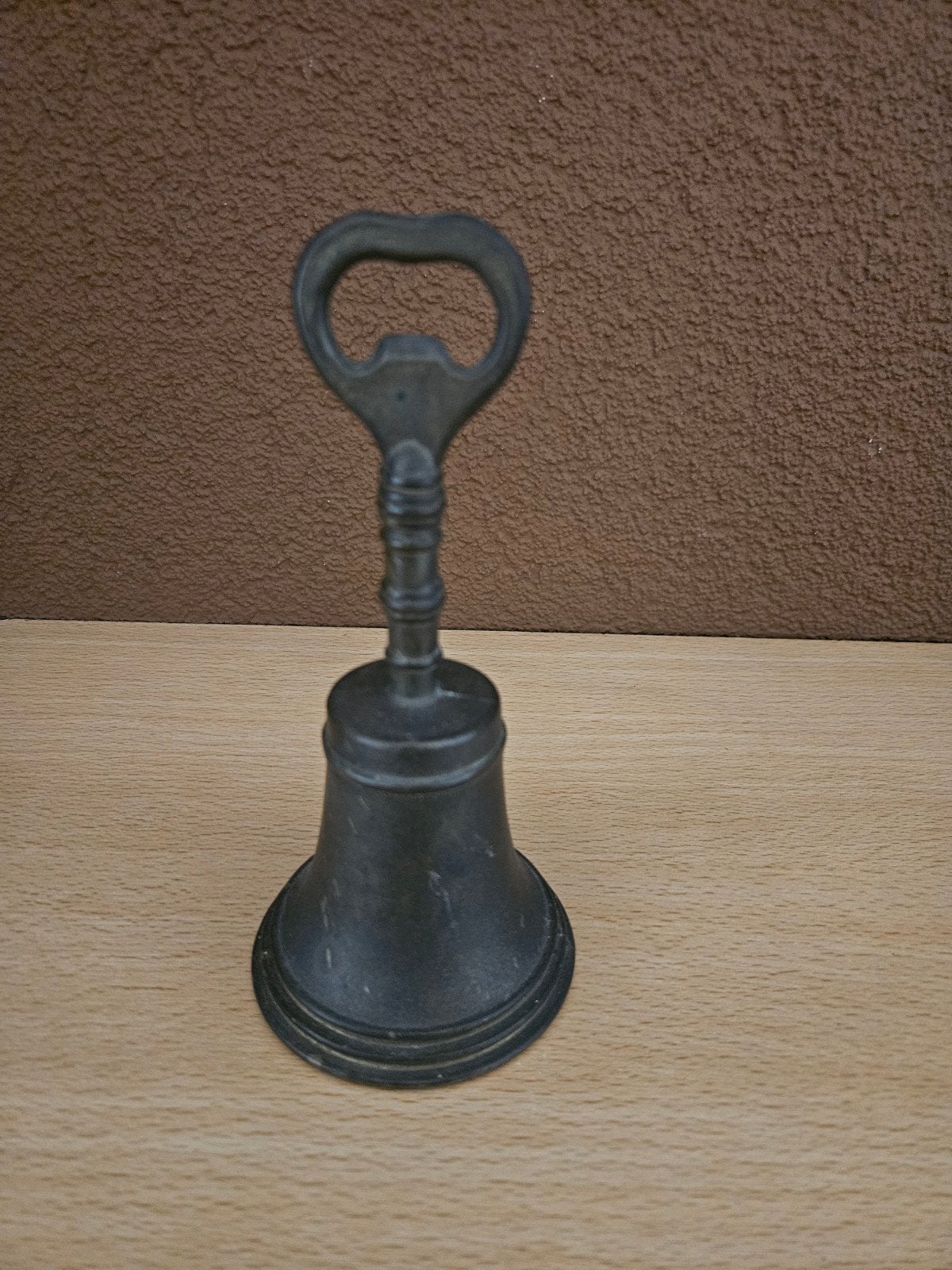 Antieke bronzen bel met flesopener - 289 gram

Deze unieke a, Ophalen of Verzenden