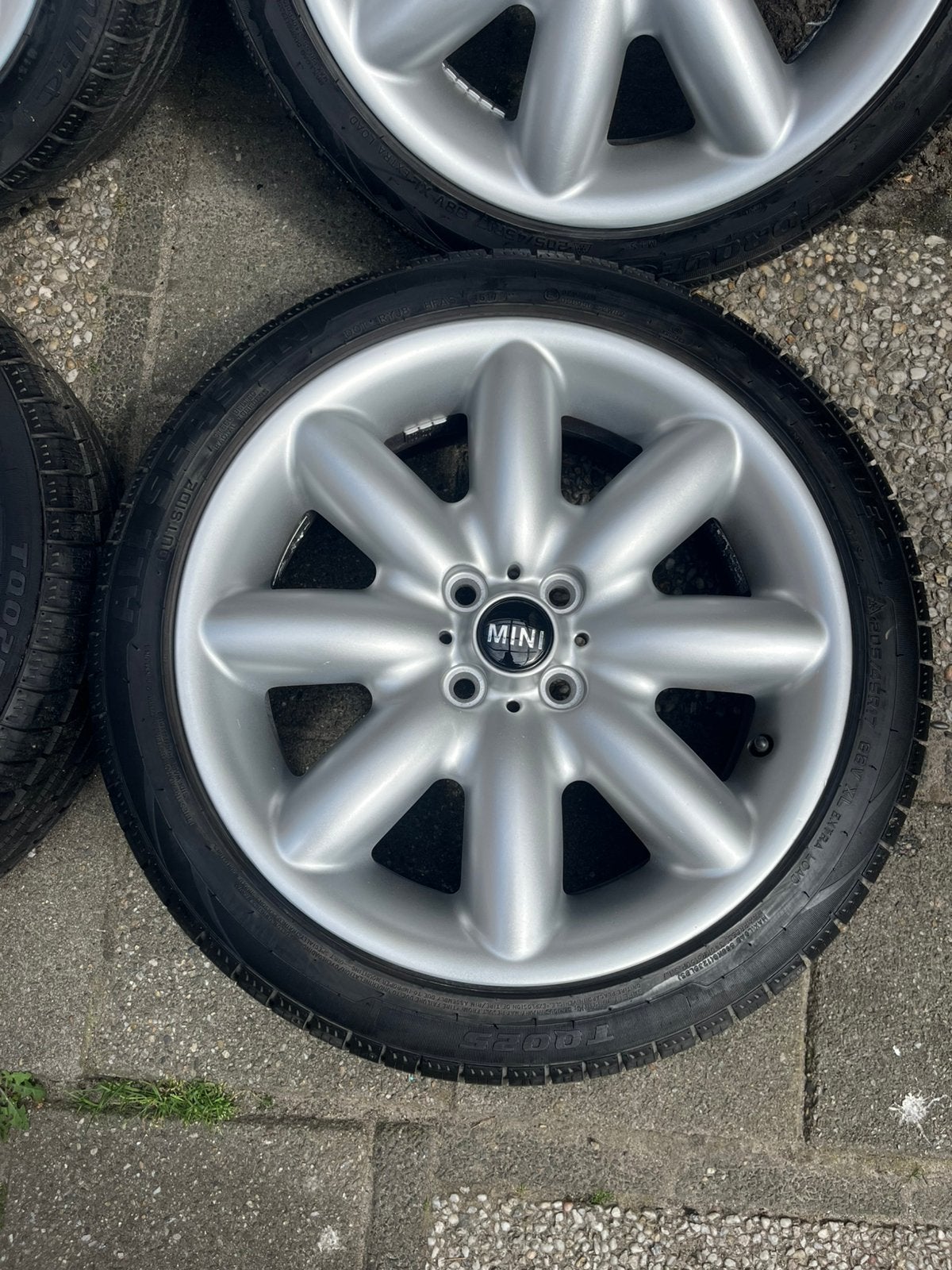 Mini Cooper velgen met Allseason banden 205/45/17 inch 4x100, Ophalen, Banden en Velgen, 17 inch, 205 mm