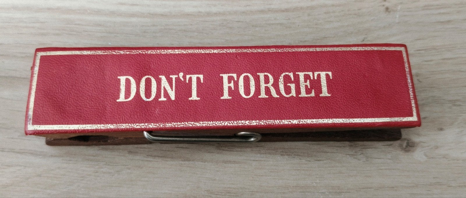 Vintage grote houten wasknijper met rood leer/DON'T FORGET, Verzenden