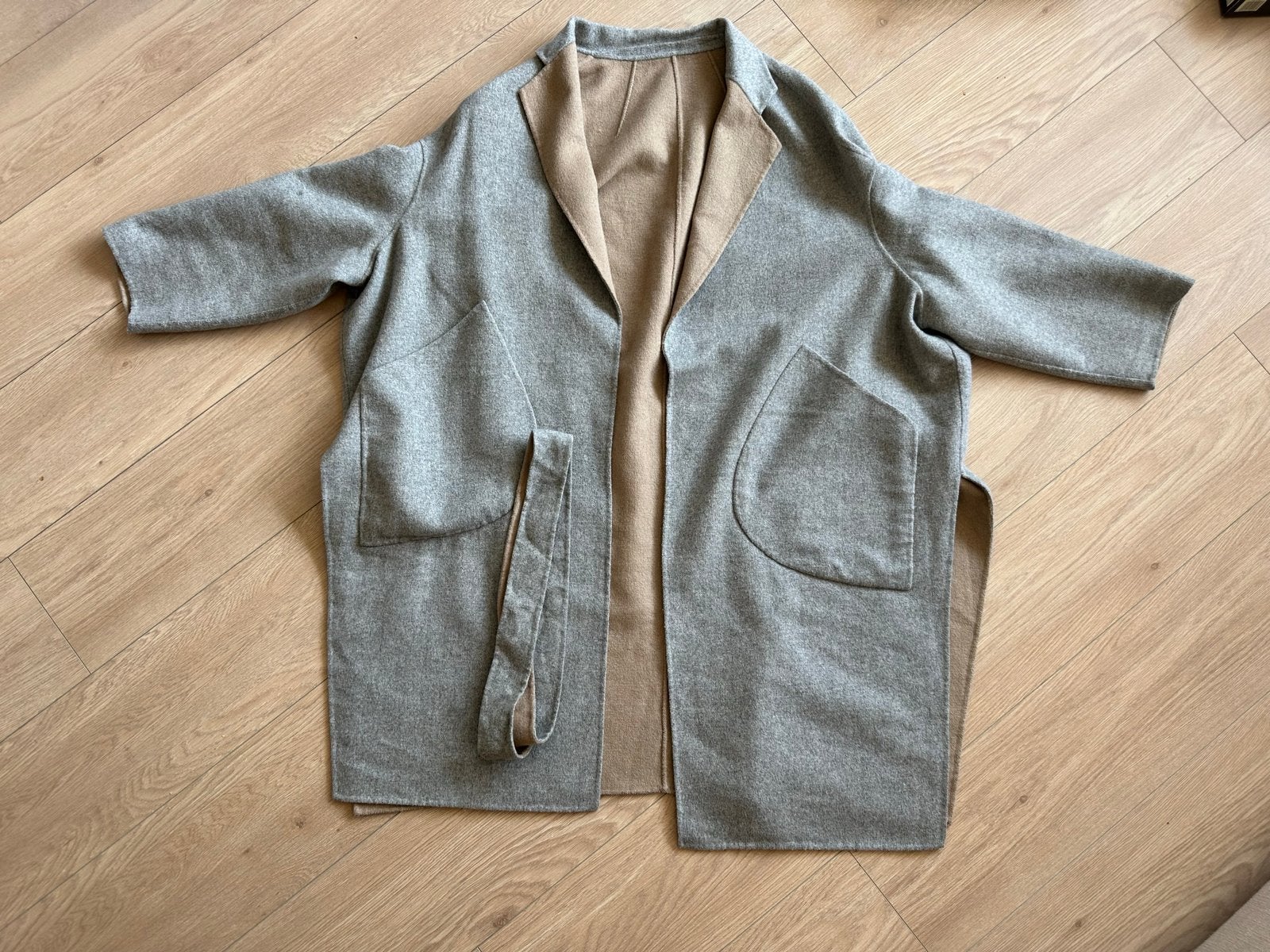 Stijlvolle grijze mantel met beige revers - Omkeerbare jas, Ophalen, Zo goed als nieuw, Maat 38/40 (M), Grijs