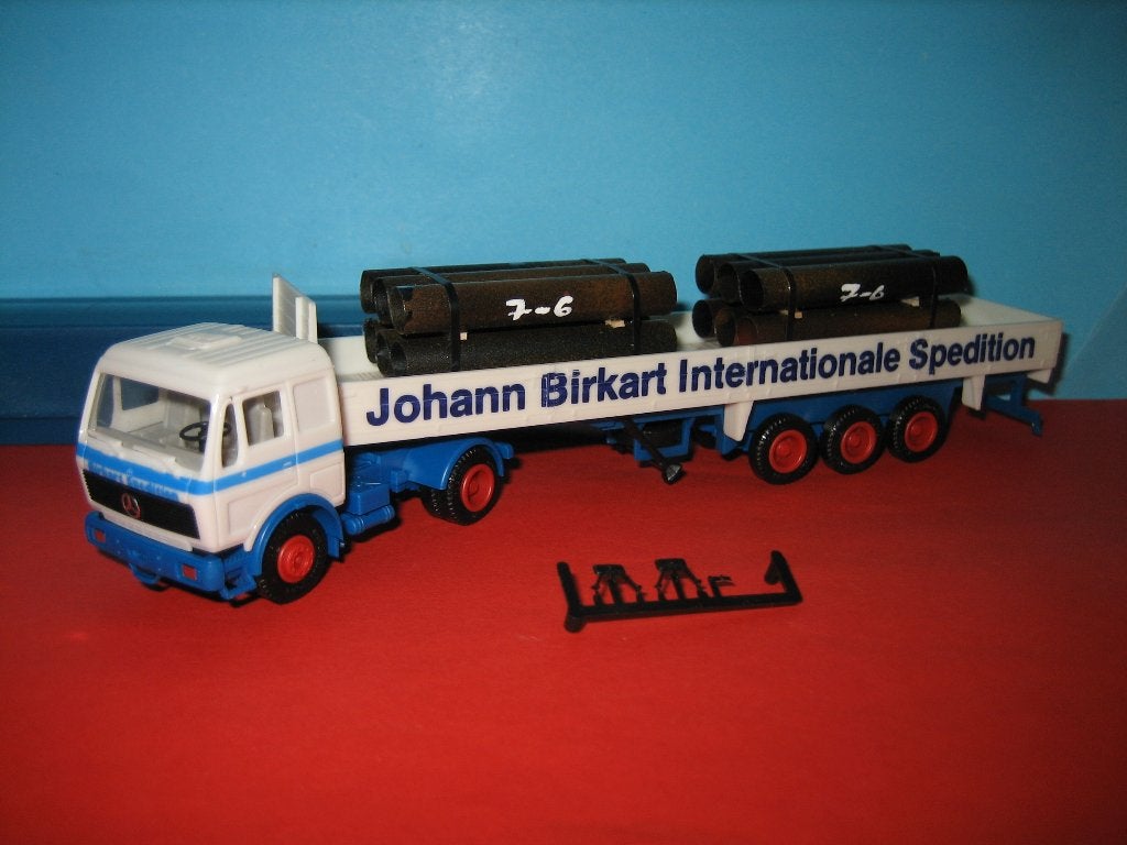 Johan Birkart  MERCEDES met oplegger en lading buizen Herpa, Hobby en Vrije tijd, Modelauto's | 1:87, Ophalen of Verzenden, Zo goed als nieuw