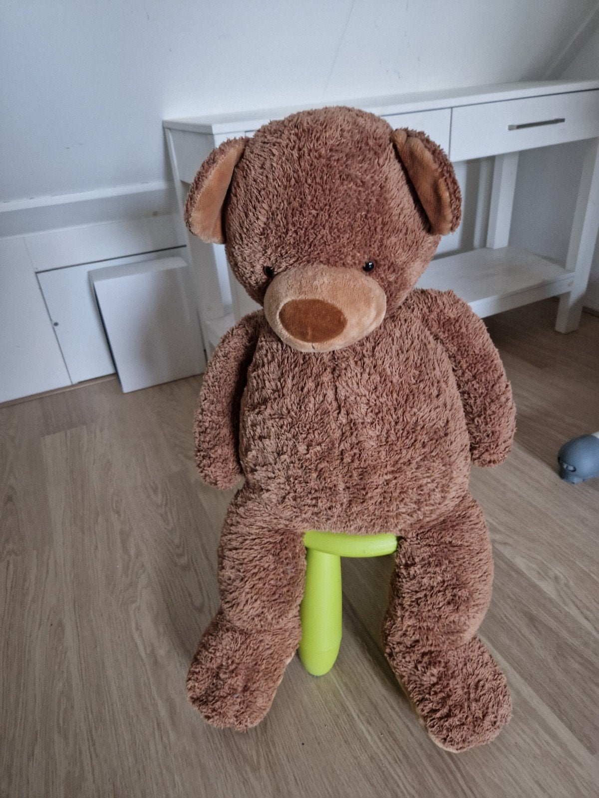 Grote Fluffy Knuffelbeer (80cm) met IKEA Krukje, Ophalen, Overige karakters, Beer, Zo goed als nieuw