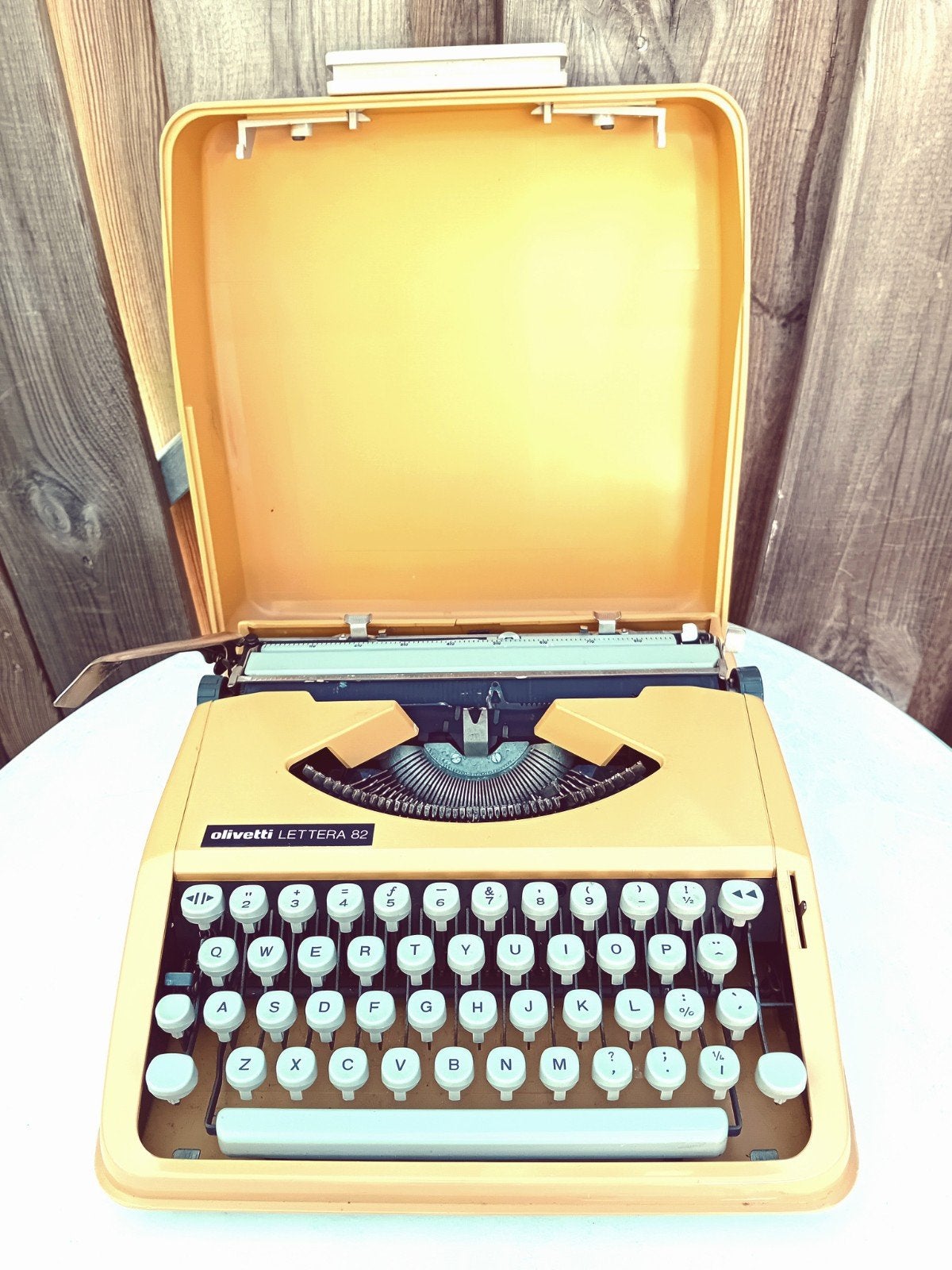 Vintage, okergele Olivetti Lettera 82 typemachine, Diversen, Typemachines, Ophalen of Verzenden, Gebruikt