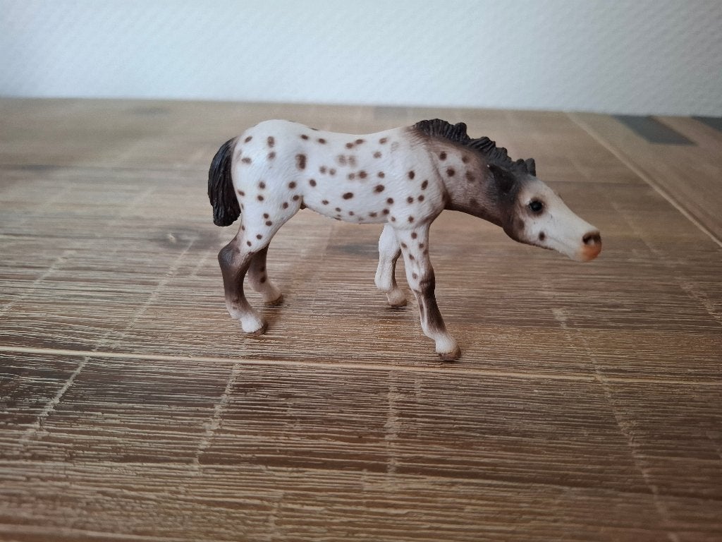 Schleich 13619 drinkend Knabstrupper veulen paard, Ophalen of Verzenden, Zo goed als nieuw, Paard, Beeldje of Figuurtje