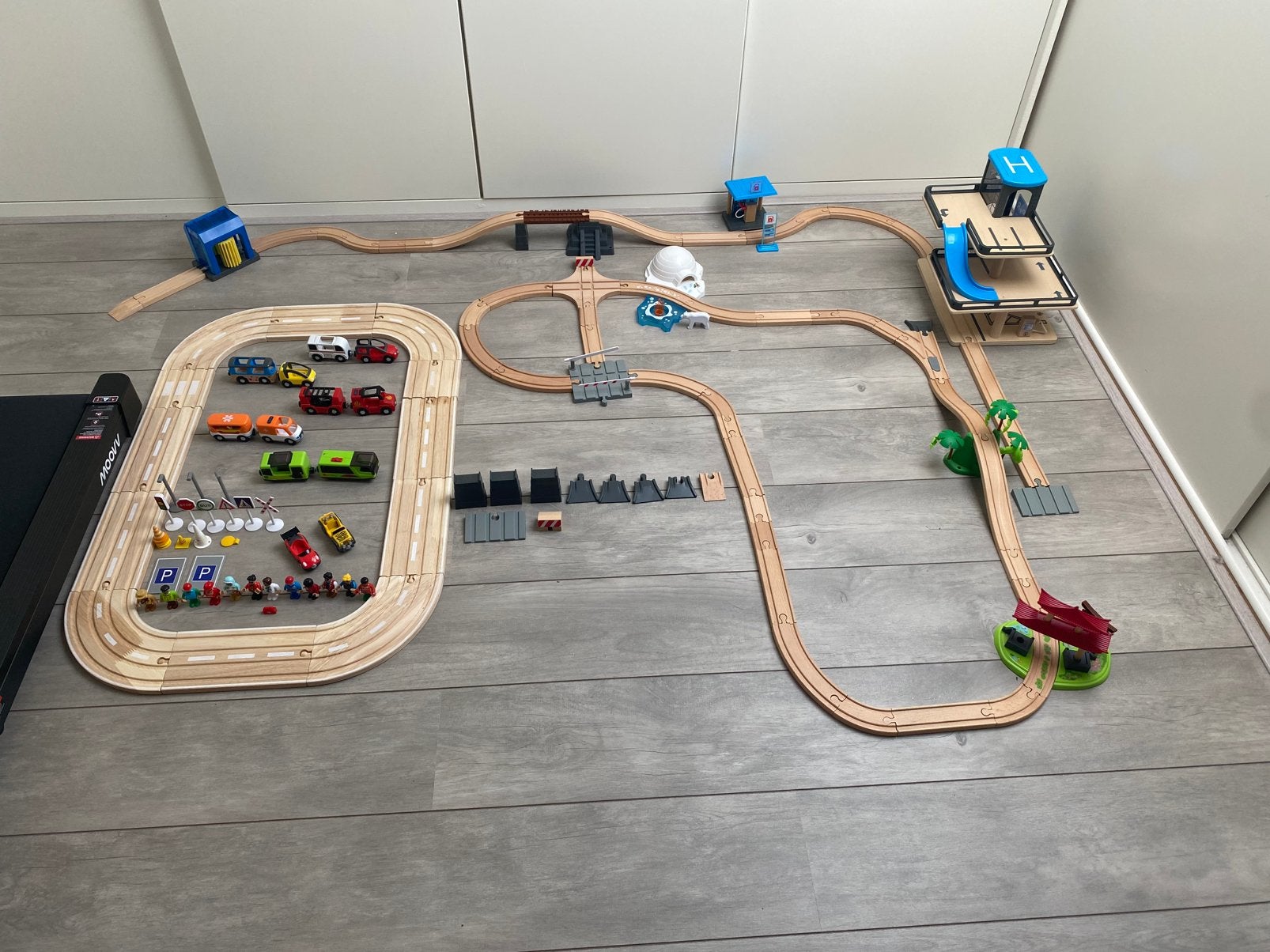 Complete houten treinset + garage + wasstraat + benzinepomp, Ophalen, Zo goed als nieuw