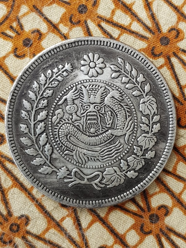 Chinese munt of penning van zilverbrons met een draak 4,4 cm
