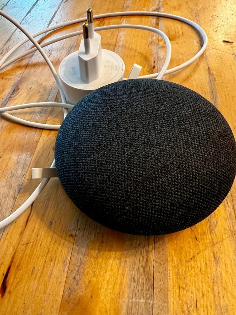 Google Home Mini (Charcoal) met adapter, Ophalen of Verzenden, Zo goed als nieuw