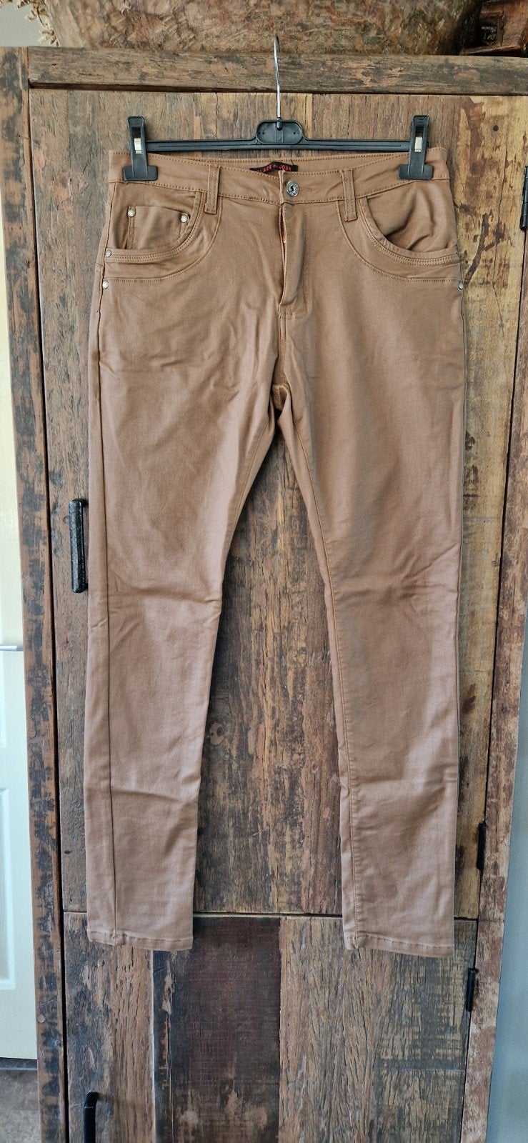 Bruine coated broek

Place du jour, Kleding | Dames, Spijkerbroeken en Jeans, Ophalen of Verzenden, Zo goed als nieuw, Overige kleuren