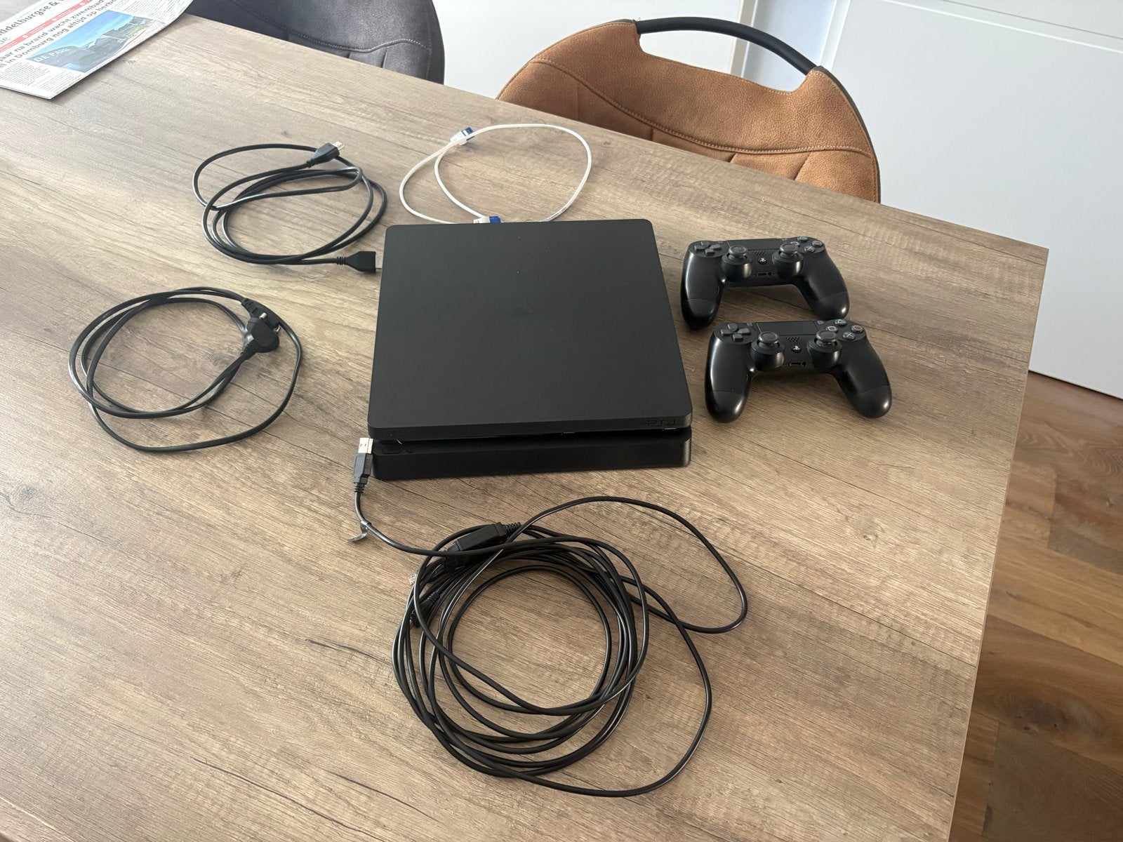 PlayStation 4 Slim met 2 controllers en kabels, 500 GB, Met 2 controllers, Ophalen of Verzenden, Zo goed als nieuw