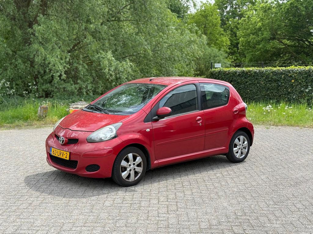 Toyota Aygo 1.0-12V Aspiration Red AIRCO I LEER I 5DRS I INR, Auto's, Toyota, Voorwielaandrijving, Gebruikt, 4 stoelen, Alcantara